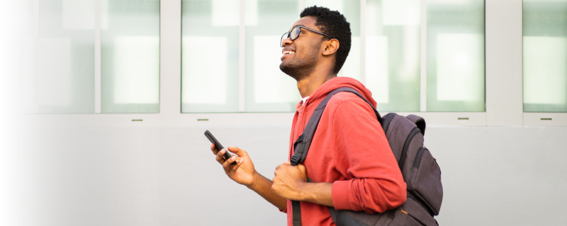 Étudiant masculin souriant regardant devant lui