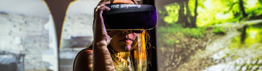Une femme portant un casque de réalité virtuelle