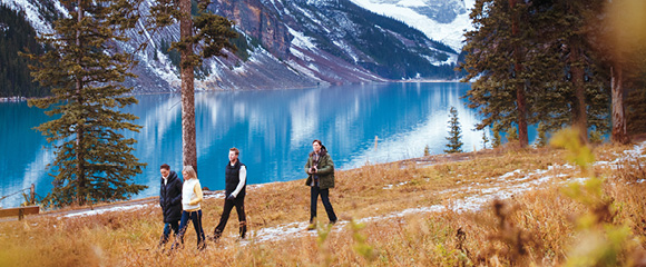 Pessoas andando por um caminho ao lado do lago Louise, Parque Nacional de Banff