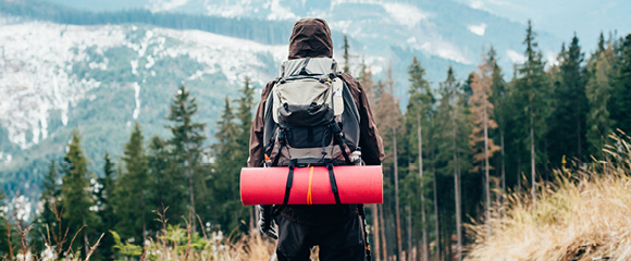Persona con mochila en las Montañas Rocosas de Canadá