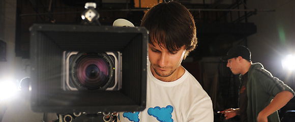 Estudiante masculino haciendo videografía