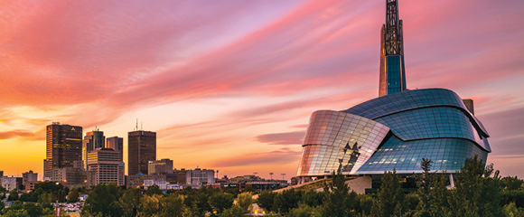 Vista ao pôr-do-sol do Museu Canadense de Direitos Humanos e da cidade de Winnipeg