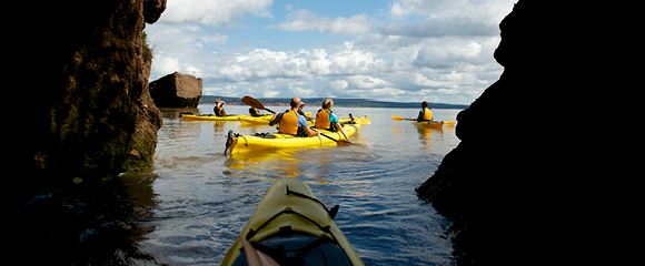 Groupe de personnes faisant du kayak aux rochers Hopewell, au Nouveau-Brunswick