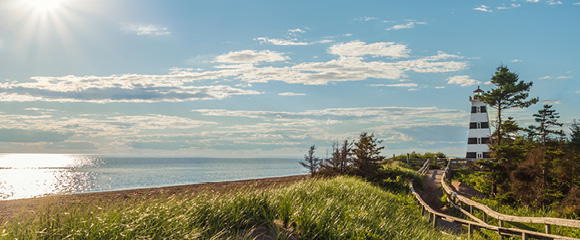 Bãi biển, cồn cát và ngọn hải đăng tại Bãi biển của Công viên Tỉnh Bang Cedar Dunes trên Đảo Prince Edward