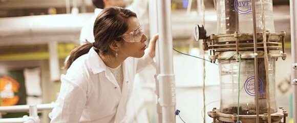 Estudante de engenharia do sexo feminino  fazendo controle de qualidade em um equipamento de laboratório