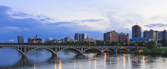 Paisagem urbana de Saskatoon com a Ponte Universitária atravessando o rio South Saskatchewan