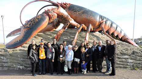 Délégués de la Mission de collaboration du PFLA 2016 devant la sculpture du Gros homard à Shediac, Nouveau-Brunswick