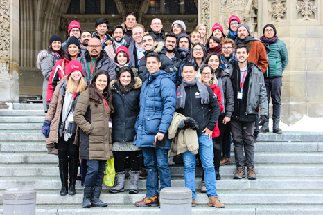Participants au Voyage d’études du PFLA 2017 devant le Parlement à Ottawa
