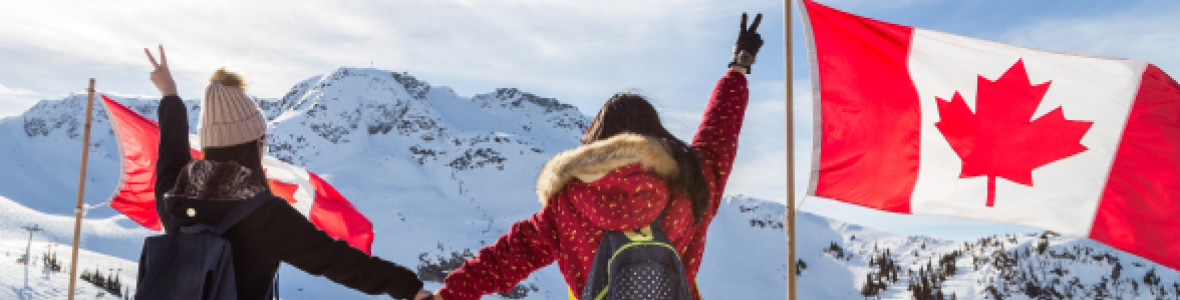 2 étudiants internationaux se tenant la main et regardant les montagnes